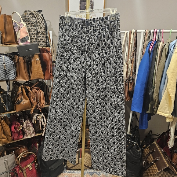 NWT Cropped Straight Leg Midrise Pant In a Beautiful Fabric! - Picture 1 of 1